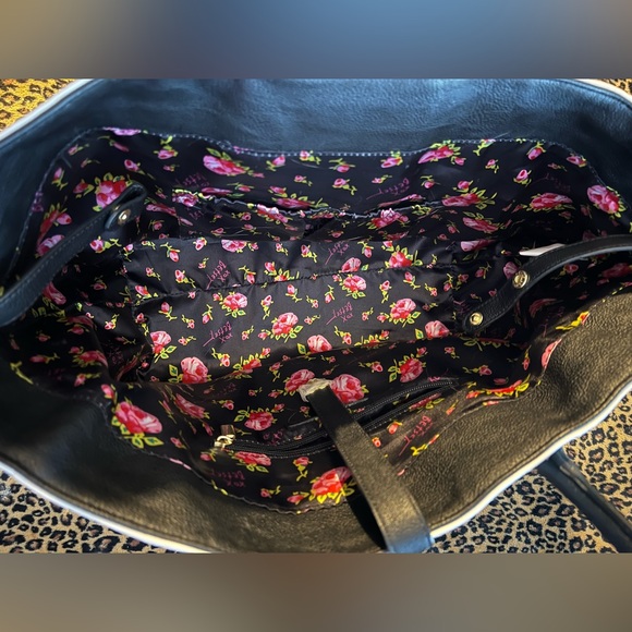 Betsey Johnson Black and White Heart Satchel - Picture 5 of 6